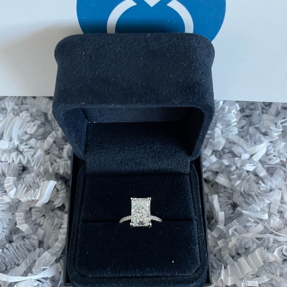 Elegant radiant cut 3 carat lab grown diamond set in 18K white gold pave ring - Picture 2 of 16